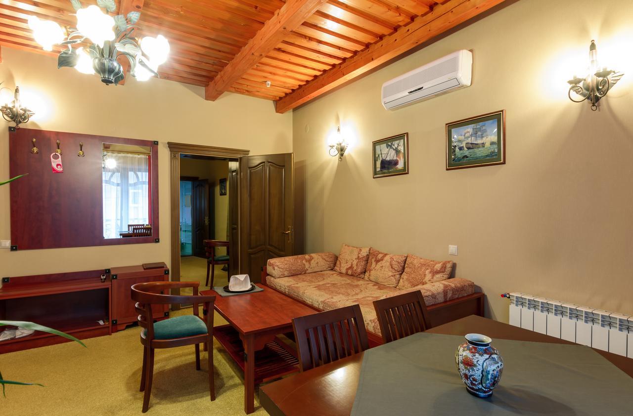 Letuchiy Gollandets Uzhhorod Exterior foto