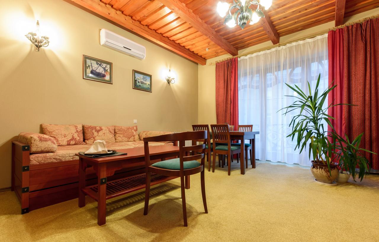 Letuchiy Gollandets Uzhhorod Exterior foto